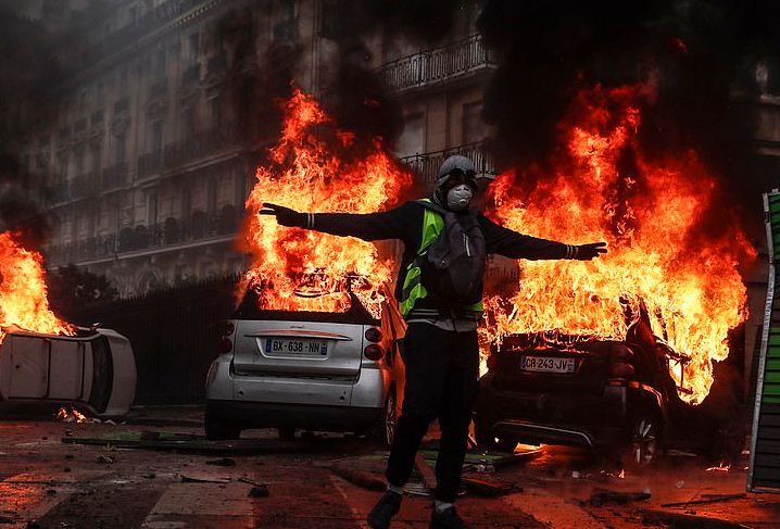 Shikoni se çfarë po ndodhë në Paris, në Protesten kundër çmimit të naftës, 92 të lënduar e mbi 200 të arrestuar.