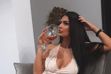 Zaimina Vasjari është shfaqur joshëse në prag të festave të fundvitit.