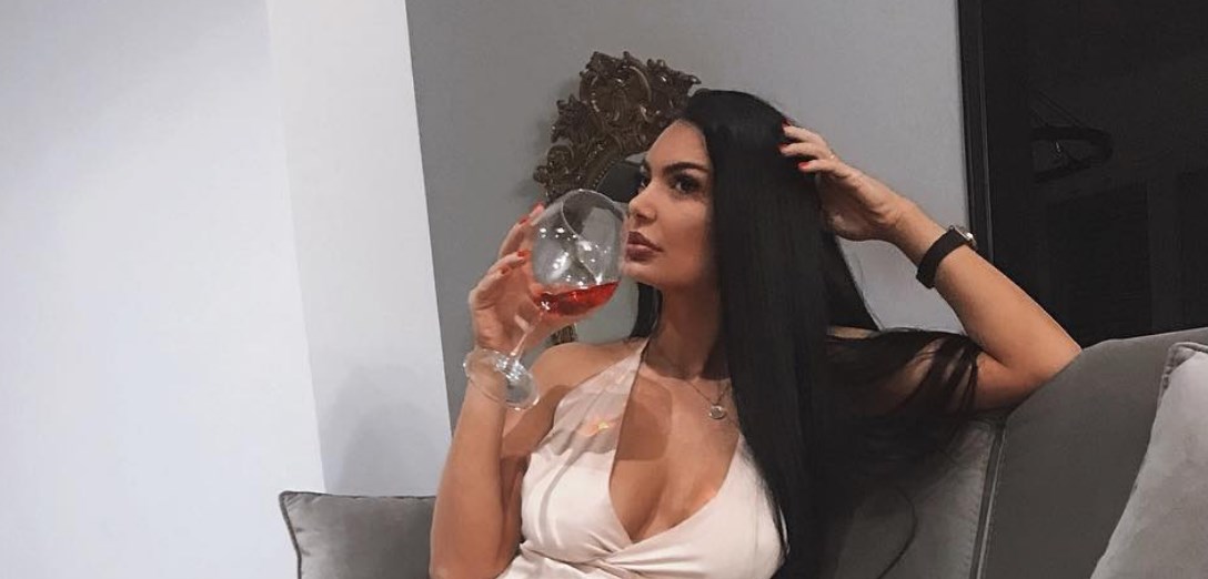 Zaimina Vasjari është shfaqur joshëse në prag të festave të fundvitit.