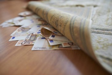 Pse duhet të fusni lekë poshtë tapetit mbrëmjen e Vitit të Ri