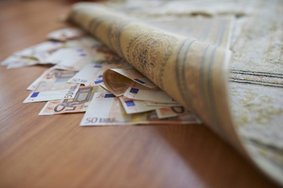 Pse duhet të fusni lekë poshtë tapetit mbrëmjen e Vitit të Ri