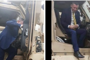Veseli inspekton autoblindat për Ushtrinë e Kosovës në SHBA