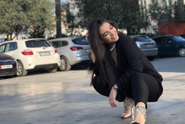 Kënd e përshëndet Jonida Vokshi, e cila duket kaq sexi