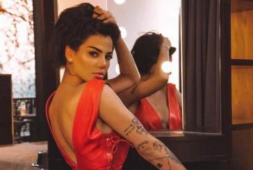 Morena publikon këtë foto me tanga nga dhoma e gjumit