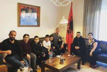 E diela në familjen Haradinaj, mungon kryeministri, por jo fryma patriotrike dhe një drekë me shije
