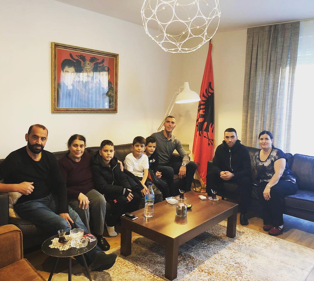 E diela në familjen Haradinaj, mungon kryeministri, por jo fryma patriotrike dhe një drekë me shije