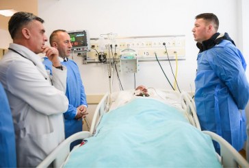Haradinaj viziton ish-luftëtarin i cili po përballet me një sëmundje të rëndë në QKUK