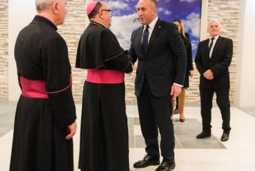 Haradinaj uron Krishtlindjen në katedralen e Prishtinës