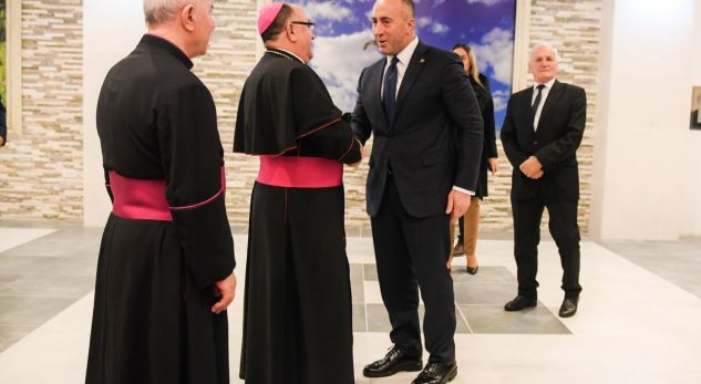 Haradinaj uron Krishtlindjen në katedralen e Prishtinës
