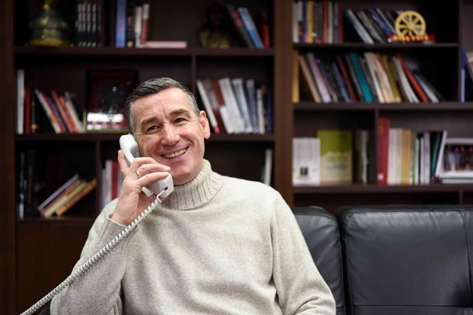 Veseli në prag të Vitit të Ri telefonon aktivistët e PDK-së