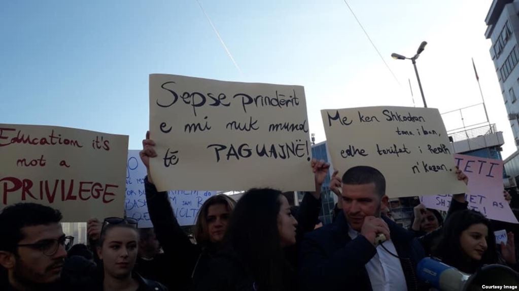 Vazhdon protesta e studentëve në Tiranë