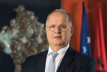 Ramiz Kelmendi ofron pagën e tij prej deputeti për t’ia dhënë vajzës që mjekët ia lanë barkun hapur për rrjetë