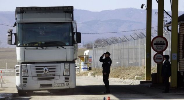 38 kamionë me mallra depërtuan për dy javë nga Serbia në Kosovë