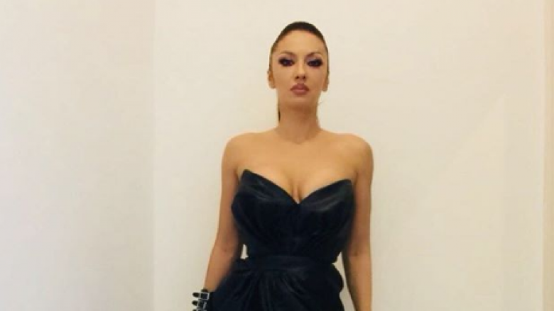 Adelina duket shumë festive
