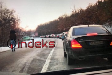 Bashkatdhetarët ia mësyjnë Kosovës përmes Serbisë, krijohen kolona të gjata në kufi