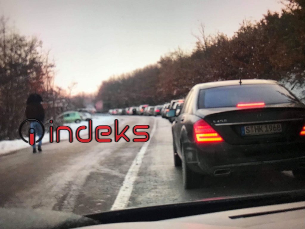 Bashkatdhetarët ia mësyjnë Kosovës përmes Serbisë, krijohen kolona të gjata në kufi