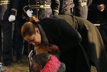 Emocionuese: E bija e policit puthë fotografinë e babait pranë varrit