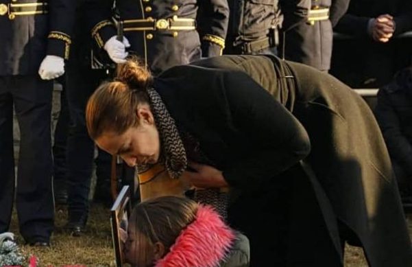 Emocionuese: E bija e policit puthë fotografinë e babait pranë varrit