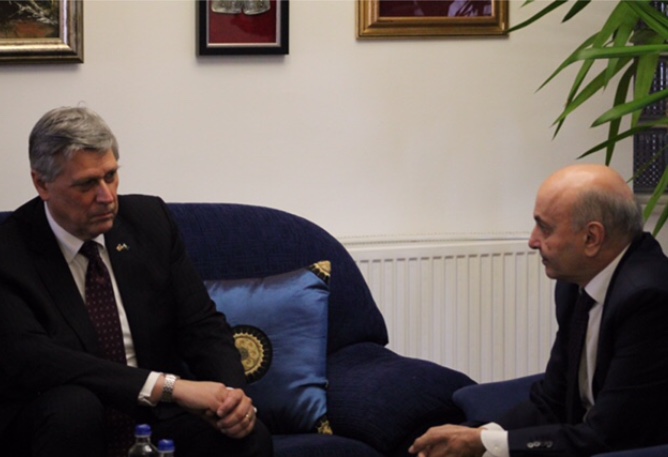Ambasadori amerikan takon Mustafën, inkurajon gjithëpërfshirje në procesin e dialogut
