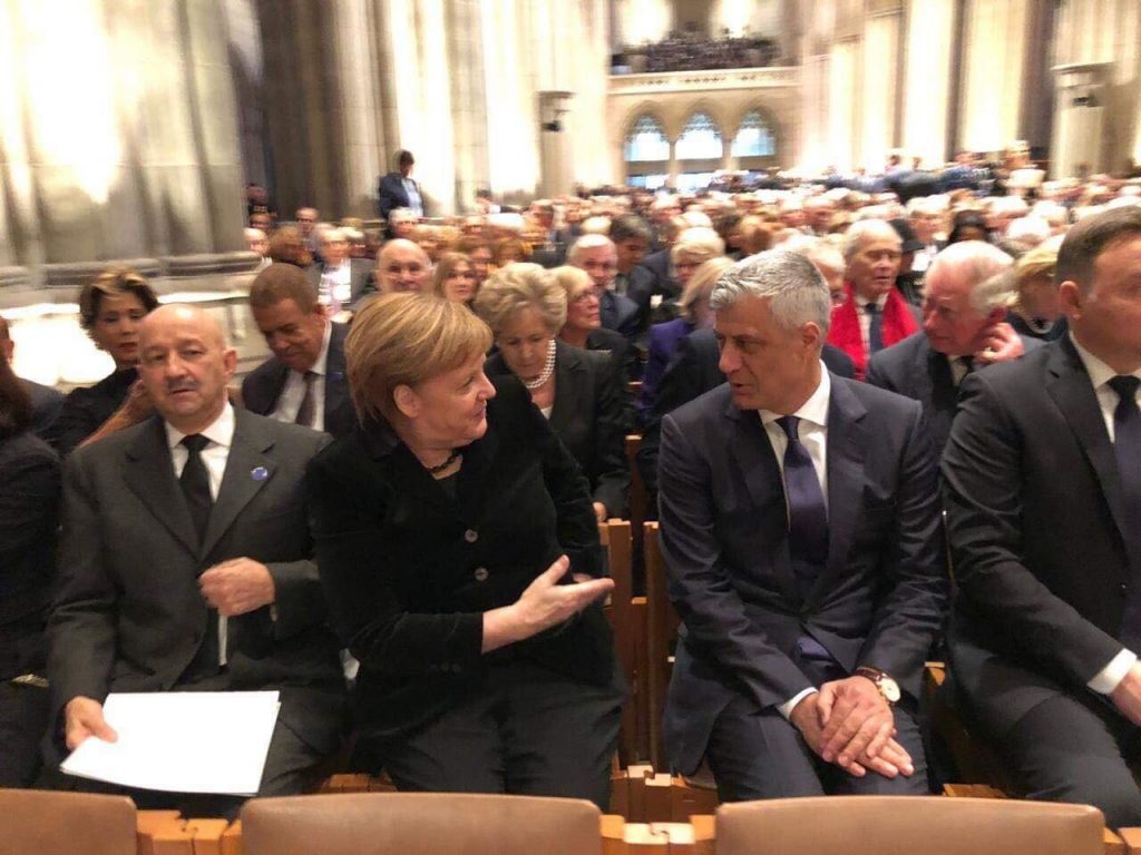 Thaçi dhe Merkel ulën afër në ceremoninë mortore të Bushit të vjetër