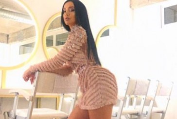 Ana Kabashi nuk kursehet, sjell poza seksi në fustan të shkurt