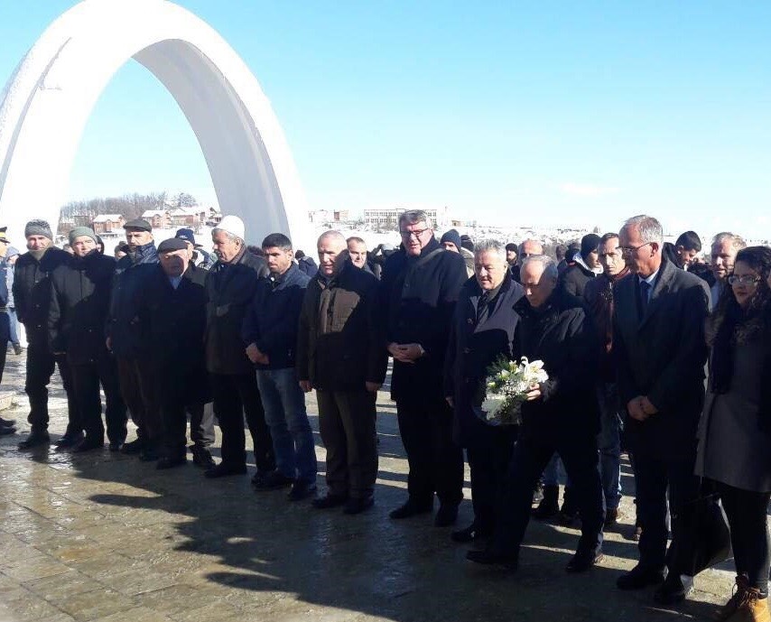 Kryesia e LDK-së bën homazhe në 20-vjetorin e masakrës së Reçakut