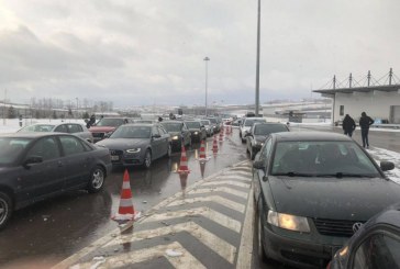 Vazhdojnë kolonat e gjata në Merdarë, për momentin deri në 4 orë pritje