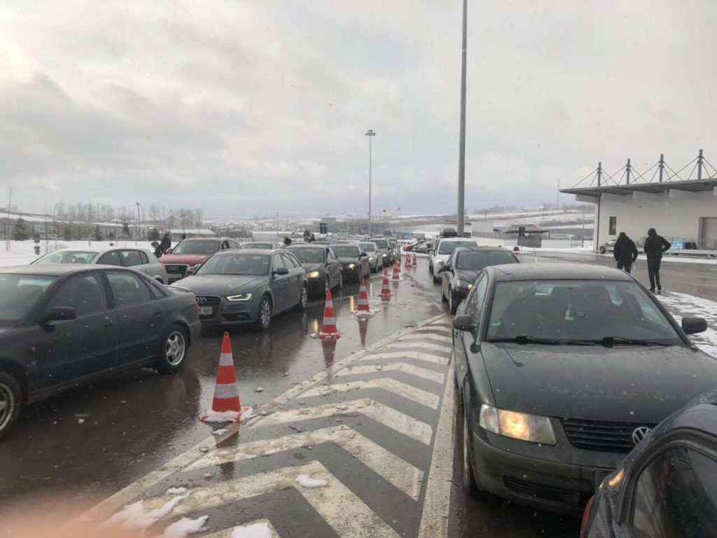 Vazhdojnë kolonat e gjata në Merdarë, për momentin deri në 4 orë pritje