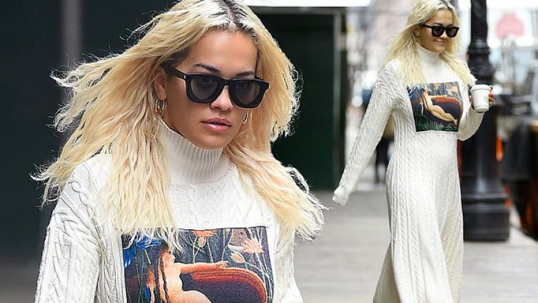 Rita duket si një zonjë e vërtetë ndërsa shijon një kafe rrugëve të New Yorkut
