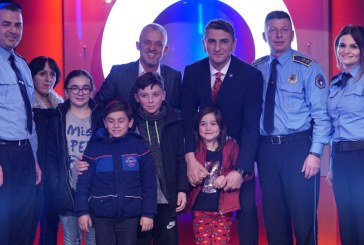 Halil Kastrati e bënë një familje me banesë gjatë emisionit Oxygen Show