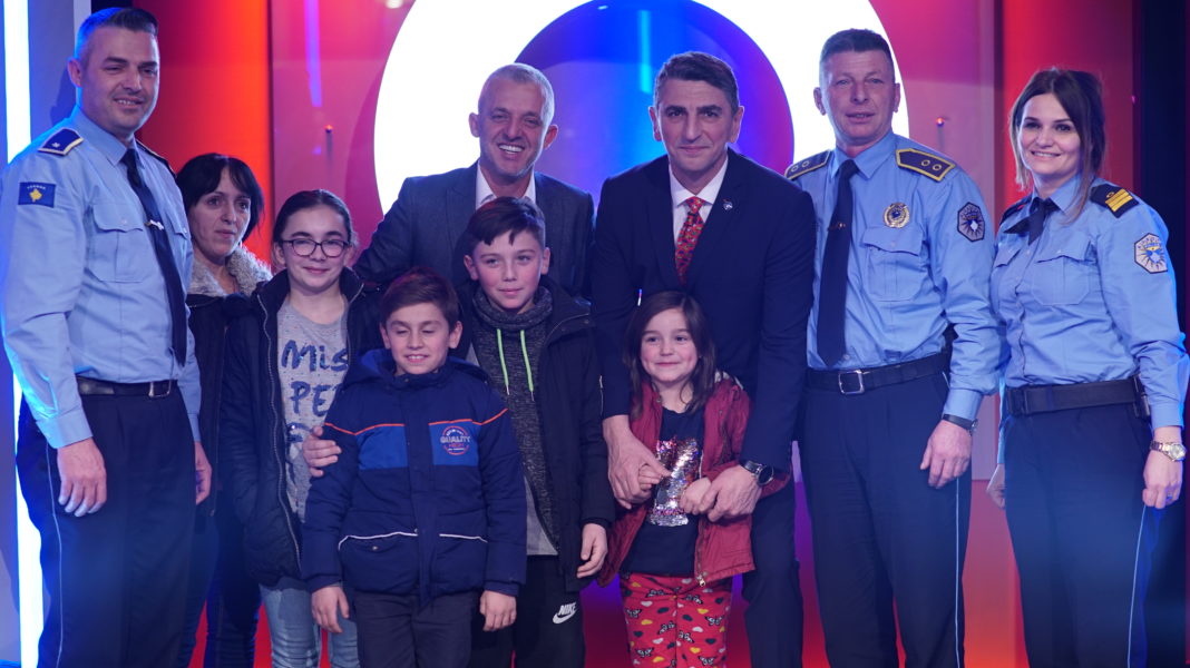 Halil Kastrati e bënë një familje me banesë gjatë emisionit Oxygen Show