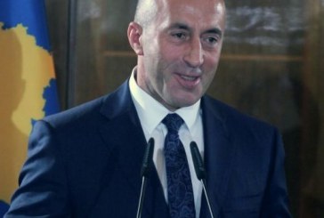 Haradinaj shpërbleu shërbyesit civilë me nga 300 euro për Vitin e Ri