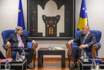 Haradinaj i kërkoi Hahnit që të përshpejtohet lëvizja e lirë për qytetarët e Kosovës