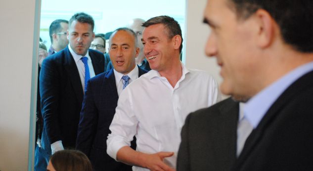 Taksa i lëkundi, por nuk i rrëzoi