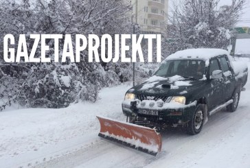Në Junik si në Amerikë, qytetarët pastrojnë me vetura private borën nga rrugët