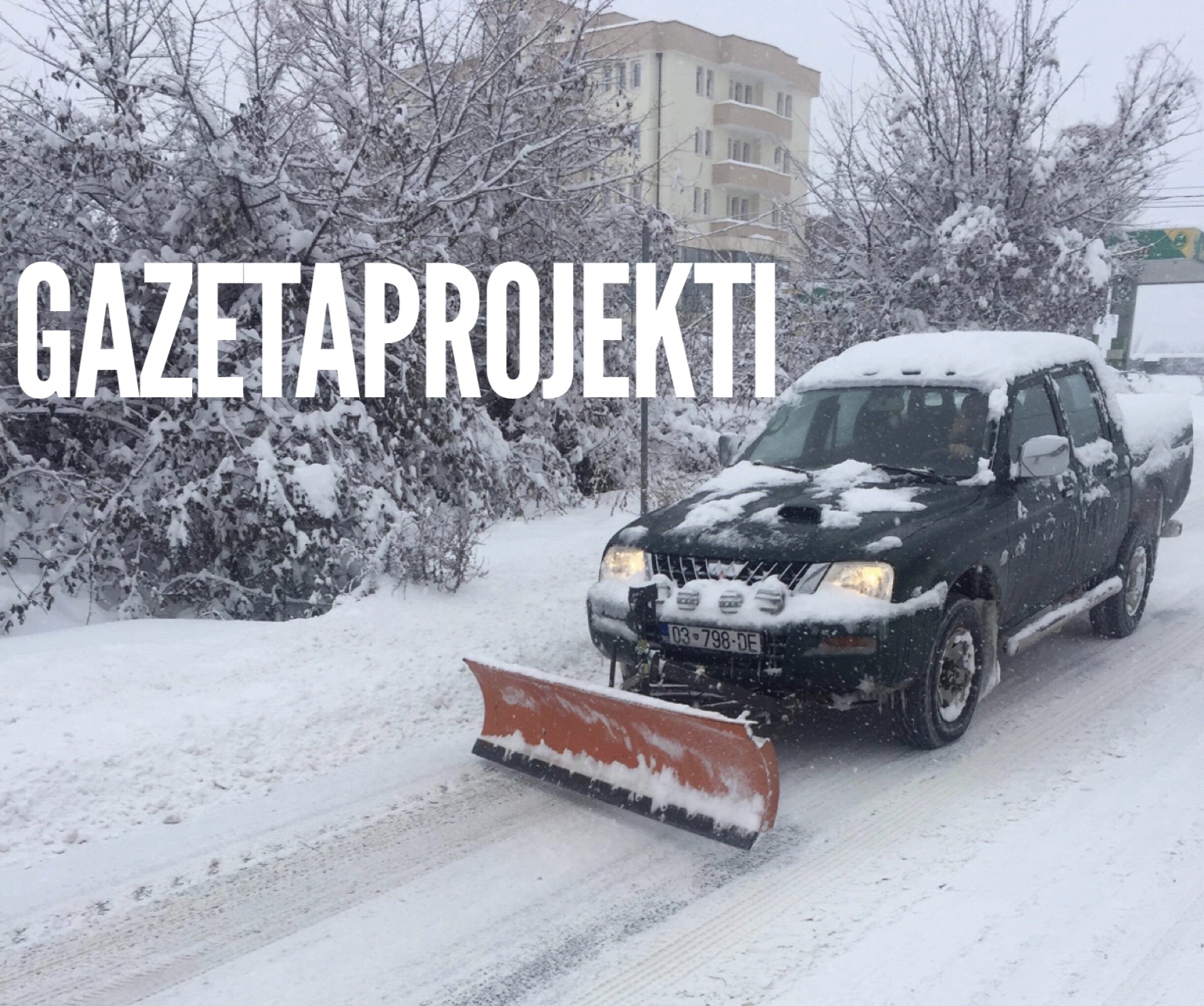 Në Junik si në Amerikë, qytetarët pastrojnë me vetura private borën nga rrugët