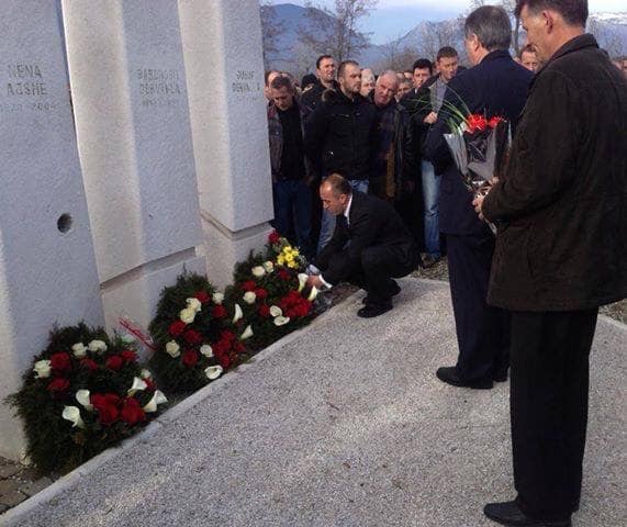 Kryeministri Haradinaj përkujton vëllëzërit Gërvalla dhe Kadri Zekën