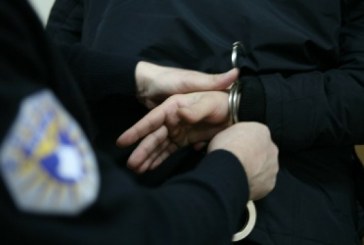 Një grua është arrestuar pasi rrahu burrin e saj