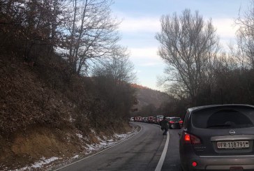 Vazhdojnë pritjet e gjata të mërgimtarëve nëpër kufijtë me Serbinë