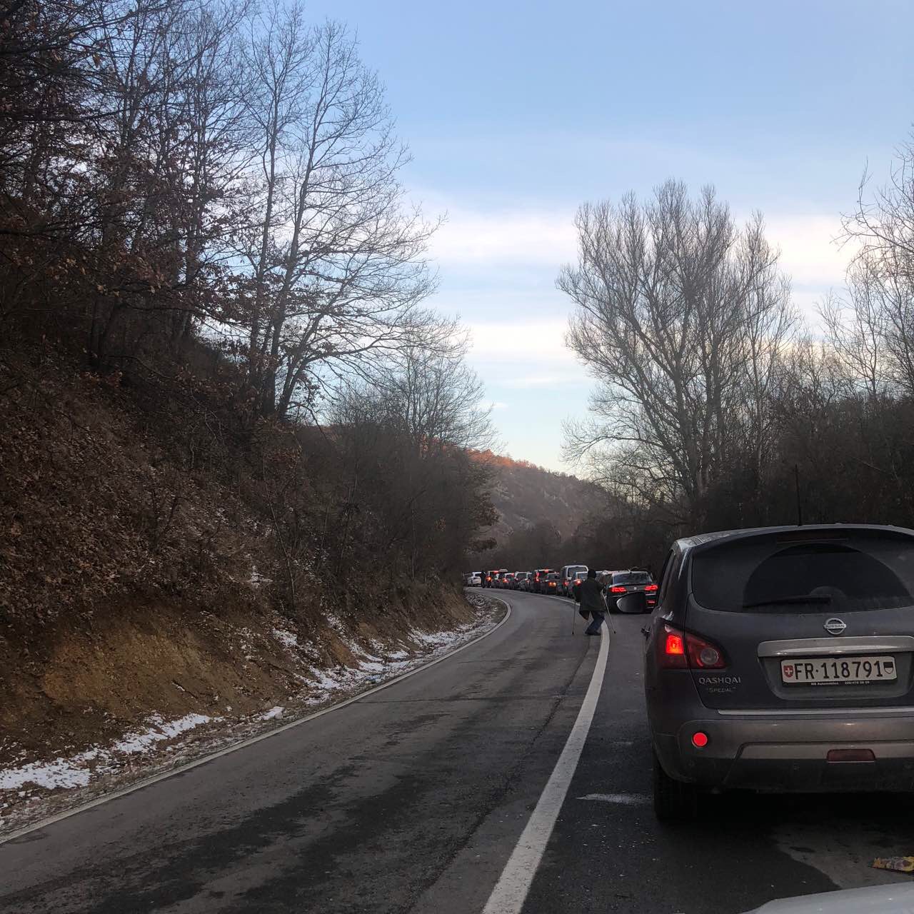 Vazhdojnë pritjet e gjata të mërgimtarëve nëpër kufijtë me Serbinë