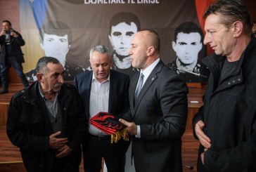 Junik, në prani të Haradinajt, familja Knushi ia falë gjakun familjes Shehu (VIDEO)