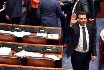 Zaev: Do të jem qytetari i parë maqedonas me pasaportë edhe në gjuhën shqipe