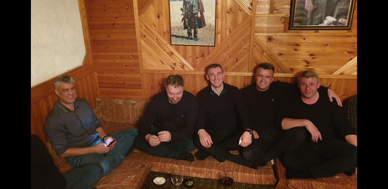 Thaçi, Veseli dhe gjeneralët Selimi e Lushtaku në odën e Isni Thaçit
