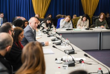 Kryeministri pret në takim 120 studentë nga Vjena dhe Venediku