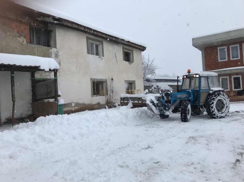 “Trofta e Junikut” ofron makinerinë e sajë për pastrimin e rrugëve në Junik, aty ku ka nevojë