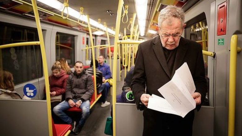 Presidenti i Austrisë udhëton me autobusë