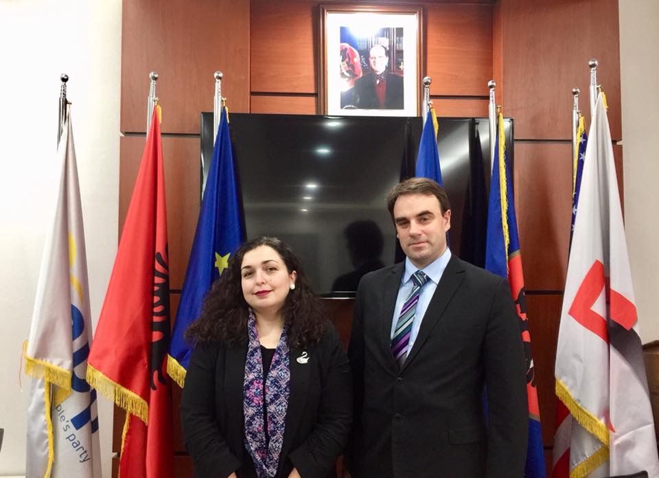 Vjosa Osmani, takohet me ambasadorin anglezë, Ruari O’connell, flasin për temat aktuale