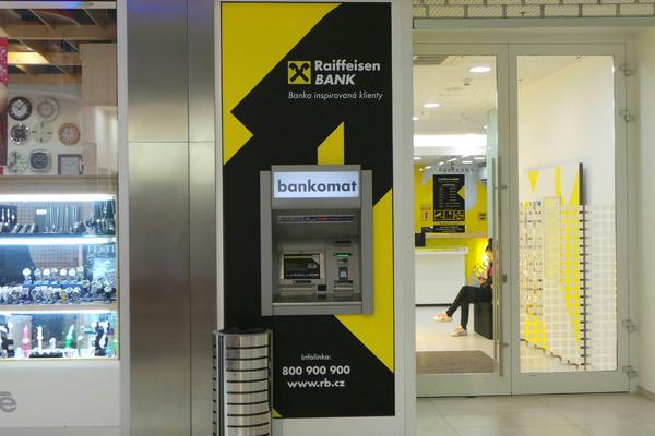 Bankomati i Raiffeisen Bank i “gëlltit” kartelen mërgimtarit, banka i përgjigjet vetëm pas 4 ditëve
