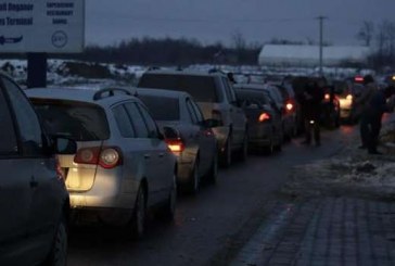 Në pikën kufitare ku Labi dërgoi batanije, mërgimtarët po presin deri në pesë orë