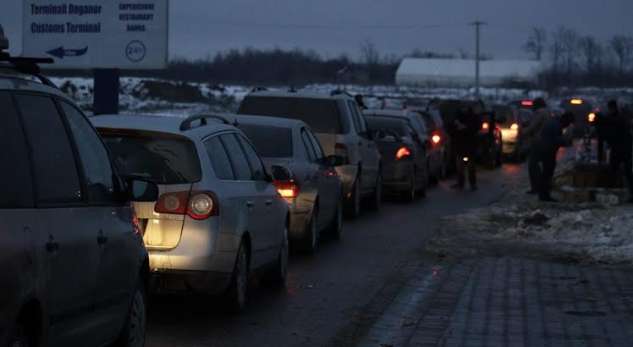 Në pikën kufitare ku Labi dërgoi batanije, mërgimtarët po presin deri në pesë orë